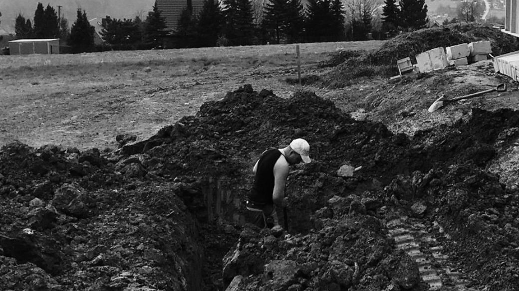 Wykop pod przyłącze obok budowanego domu na wzgórzu